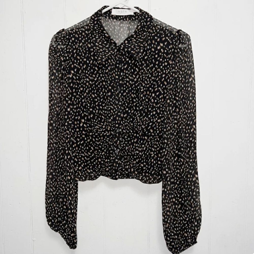 ASTR The Label Geo Print Button Down, Cropped, Ruched Mid Section, Size XL NWT